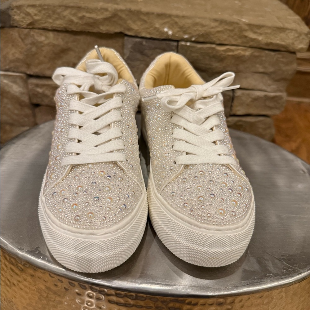 Betsy Johnson Sidny Ivory Pearl Sneaker pearl embellishment size 5.5 never worn